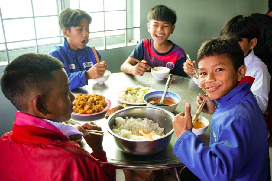 Bếp ăn 0 đồng giúp đỡ cho các em bé vùng cao có những bữa ăn nóng hổi và đầy đủ dinh dưỡng